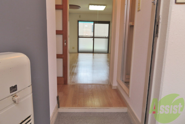 玄関　靴置きとかを置くと少し狭いかもしれませんね