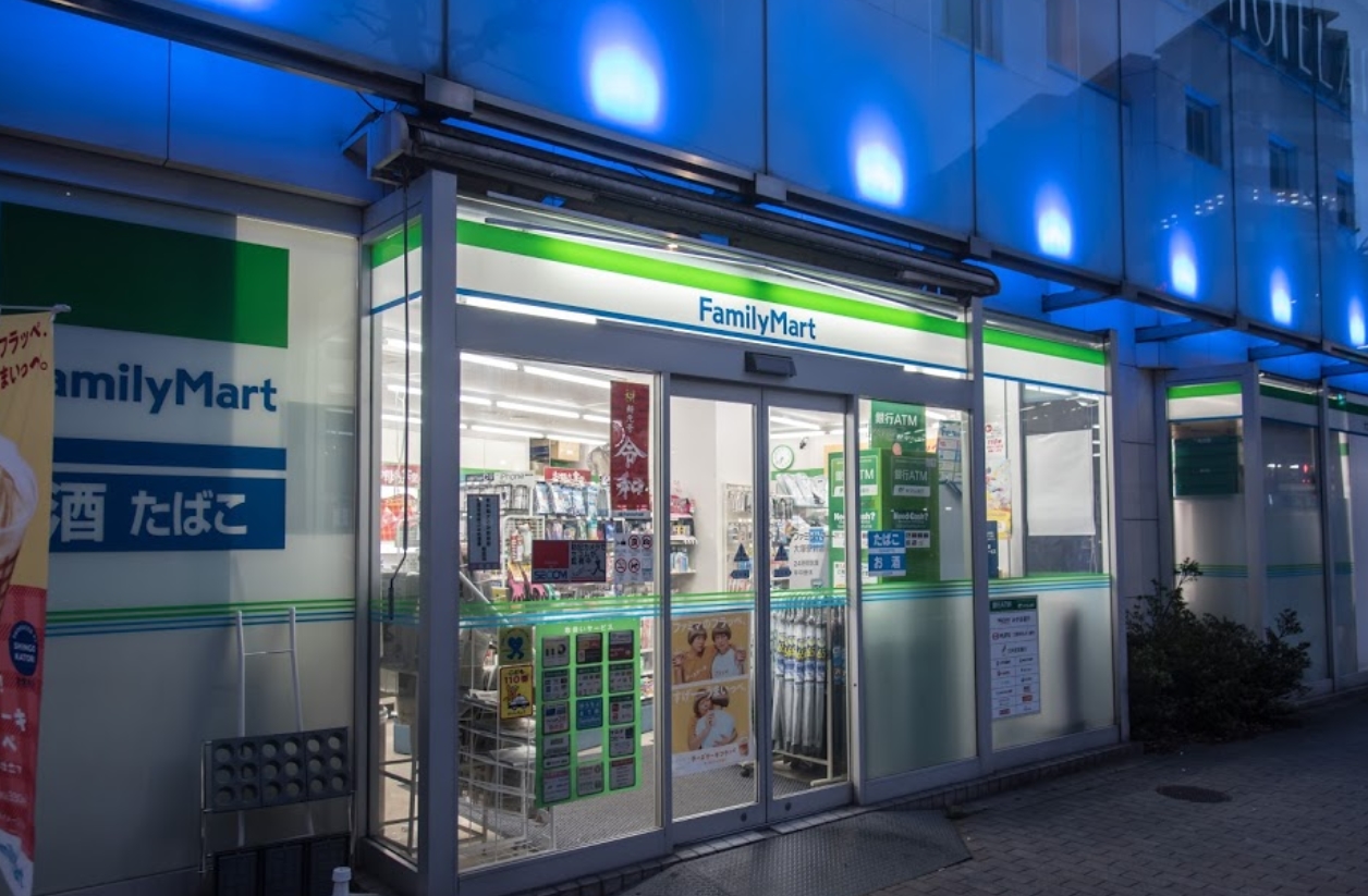 コンビニ　ファミリーマート大塚駅前店（コンビニ）まで98m