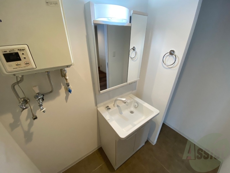 洗面設備　独立洗面台です。大きくてよいですね。シャンプーもできます。