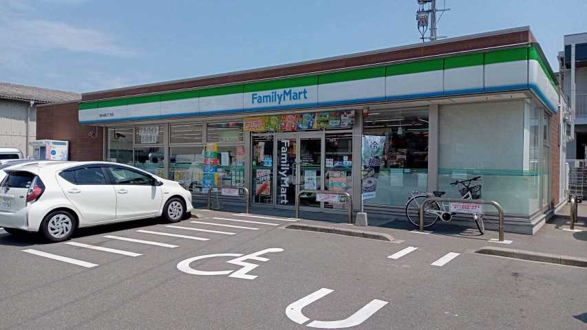 コンビニ　ファミリーマート博多諸岡三丁目店（コンビニ）まで882m