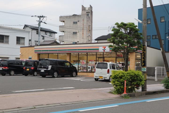 コンビニ　コンビニ（コンビニ）まで80m