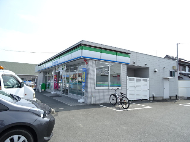 コンビニ　ファミリーマート（コンビニ）まで505m