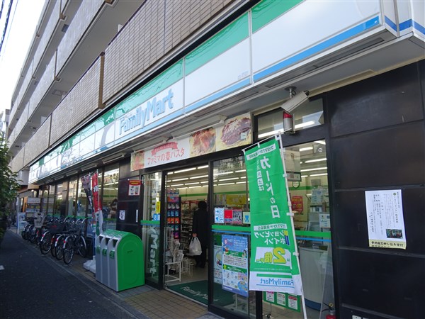 コンビニ　ファミリーマート 新代田駅前店（コンビニ）まで400m