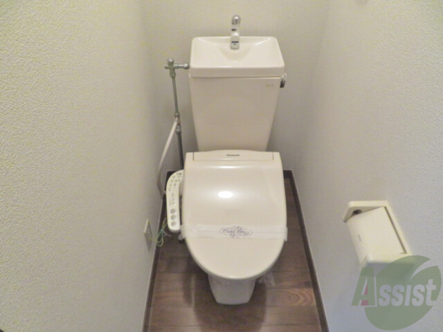 トイレ　トイレはシンプルで使いやすそうですねー。生活には必要不可欠。