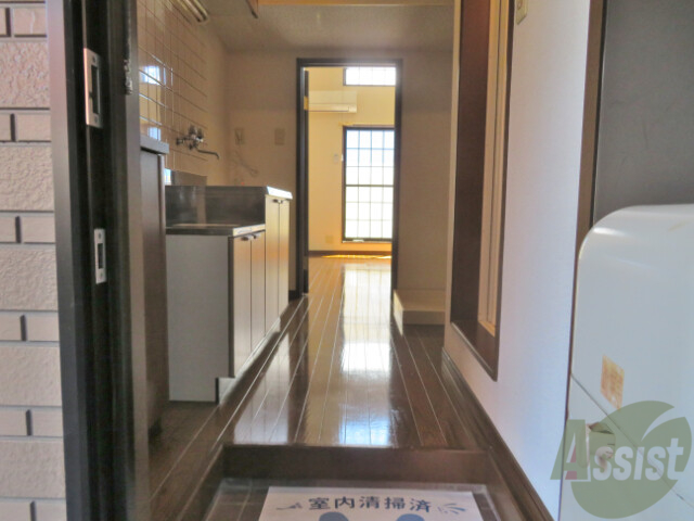 玄関　玄関から撮った写真ですー。洋室からの光がいい感じですねー。