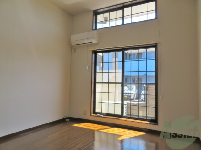 居室・リビング　陽当たりが良いですねー。二面採光なのでいい感じですー。