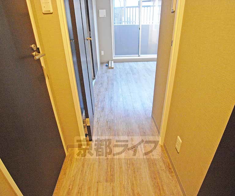 その他部屋・スペース　玄関から見た廊下です。