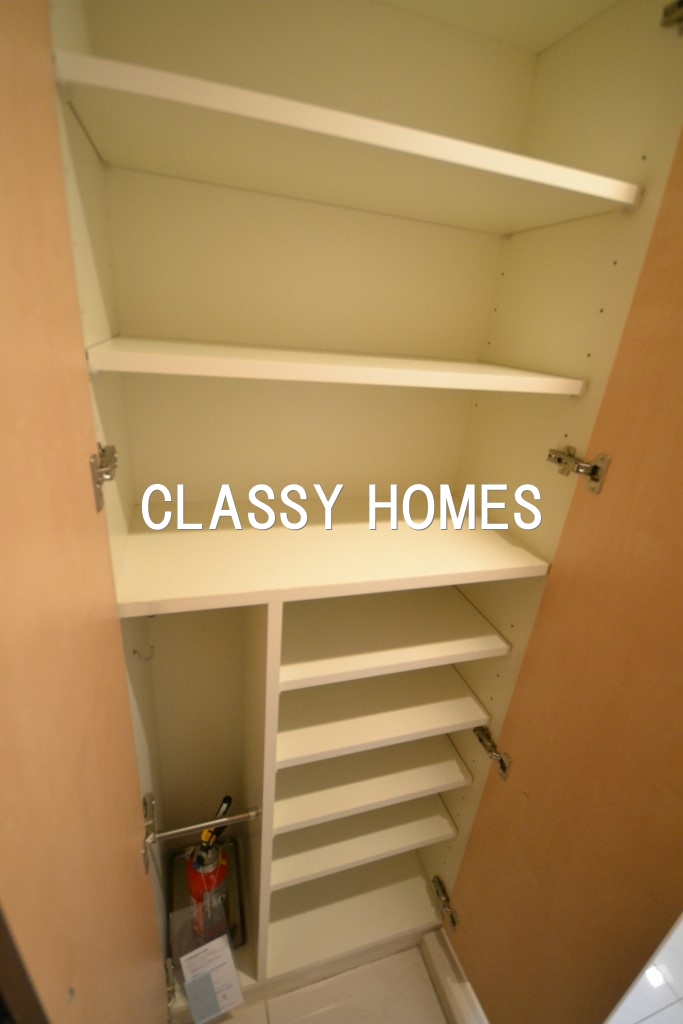 玄関　2007年竣工　コンシェリア新橋：玄関収納