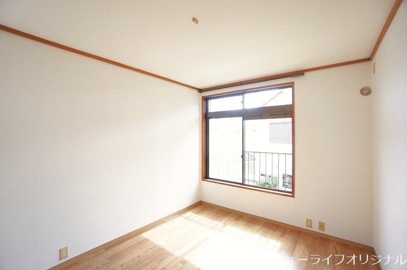 居室・リビング　窓から明るい光がさし込む6帖洋室です☆