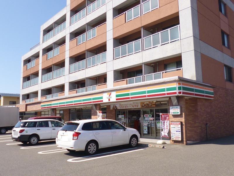 コンビニ　セブンイレブン新潟小新4丁目店（コンビニ）まで742m
