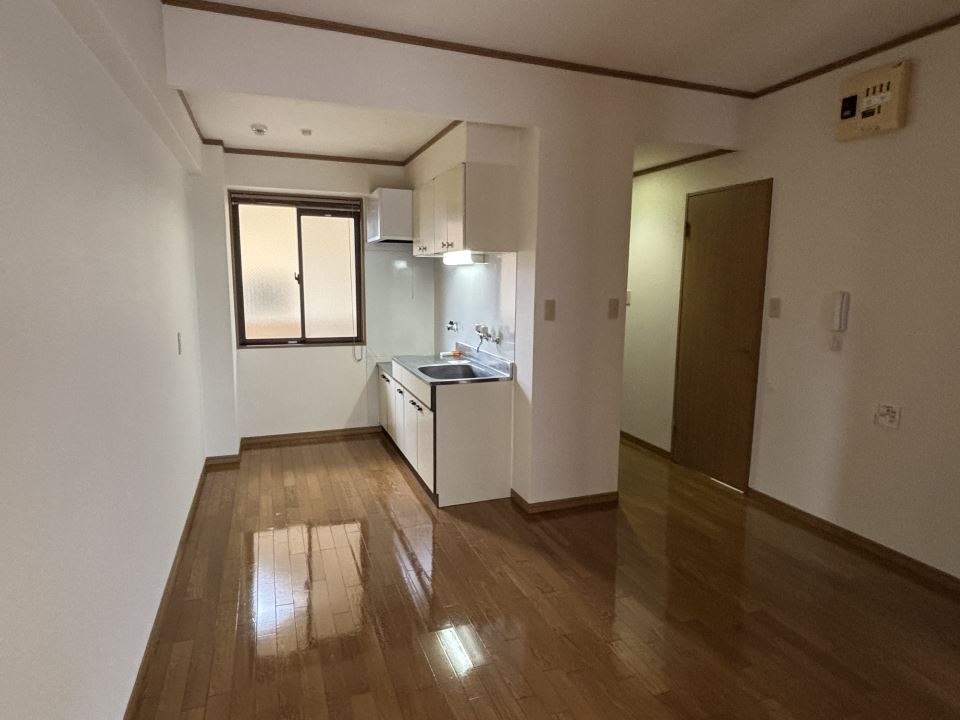 居室・リビング　小窓がある明るいキッチン