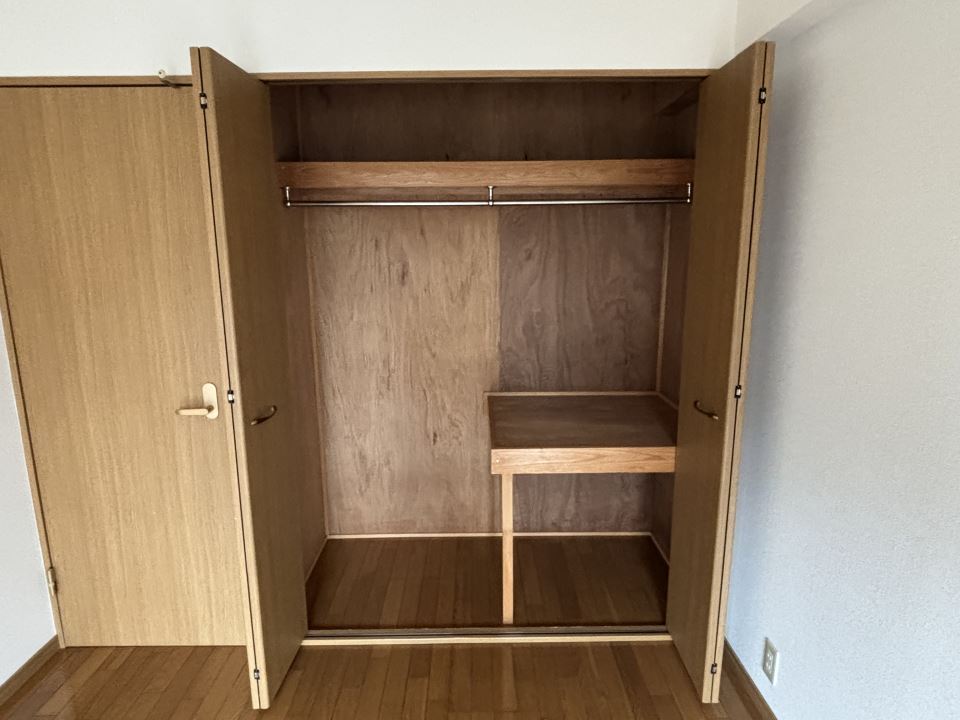 収納　台所から見て左側の洋室（収納）