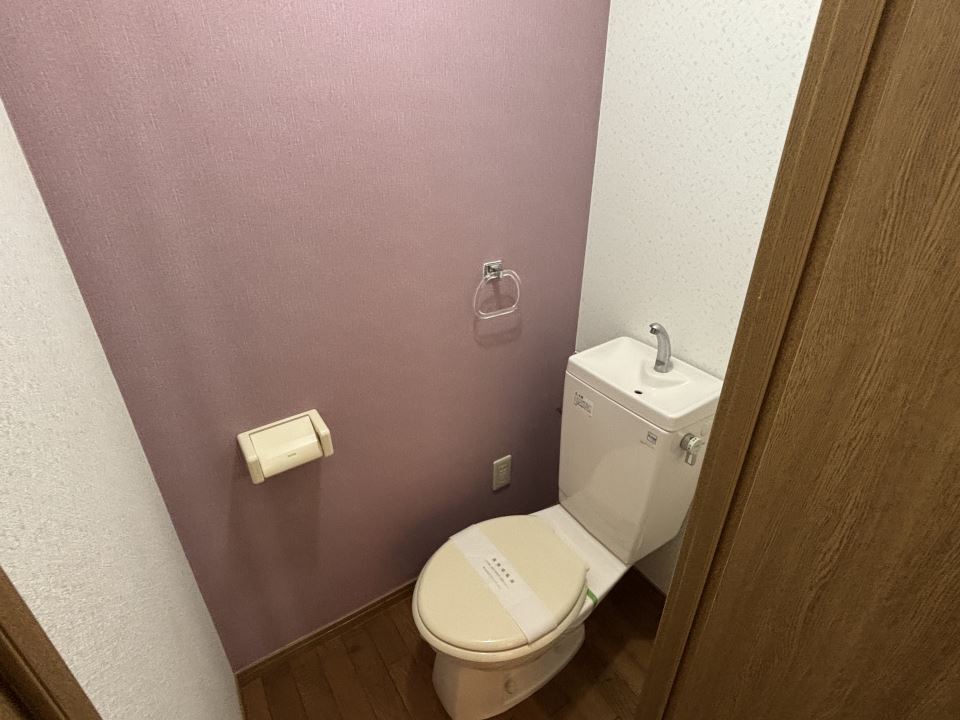 トイレ　温水洗浄便座付きます