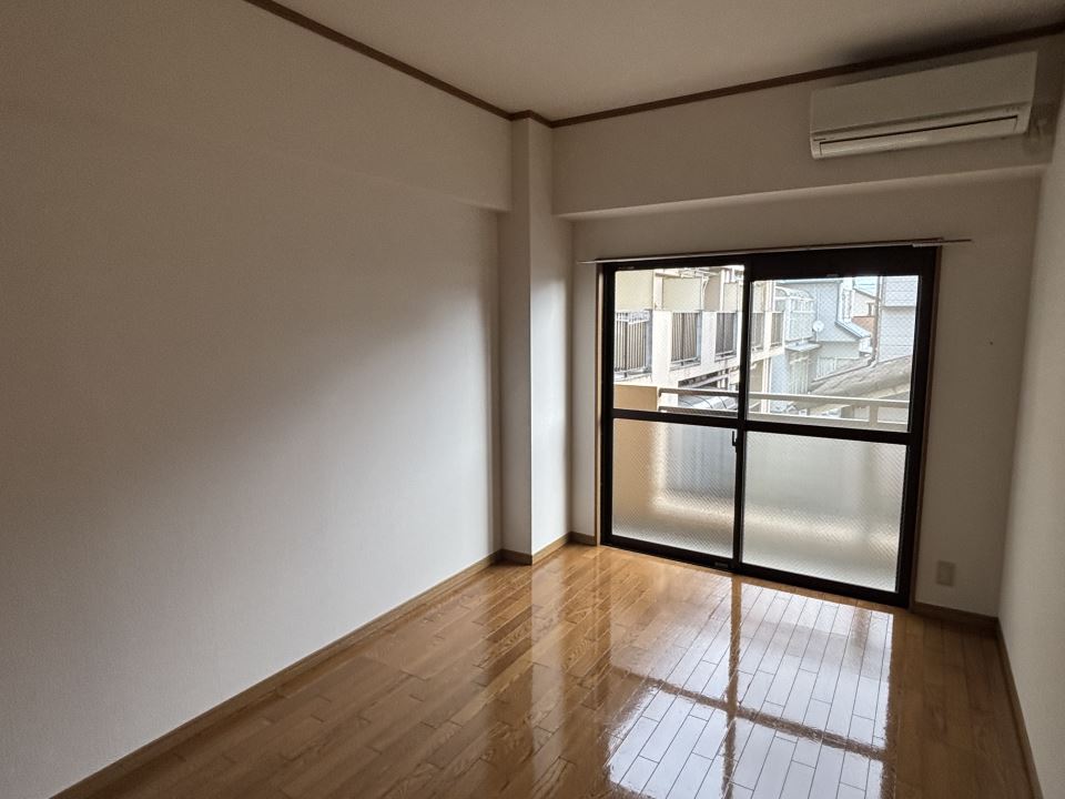 居室・リビング　台所から見て左側の洋室