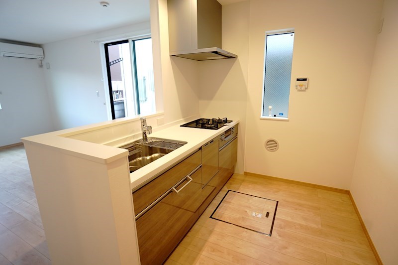 キッチン　グリル、食洗器付き3口コンロのシステムキッチン。