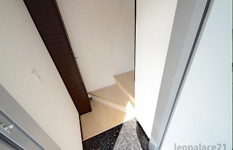 玄関　備品や設備仕様は号室等により異なります現地をご確認下さい。