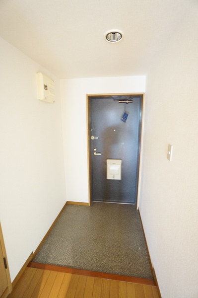 玄関　写真は１０１号室