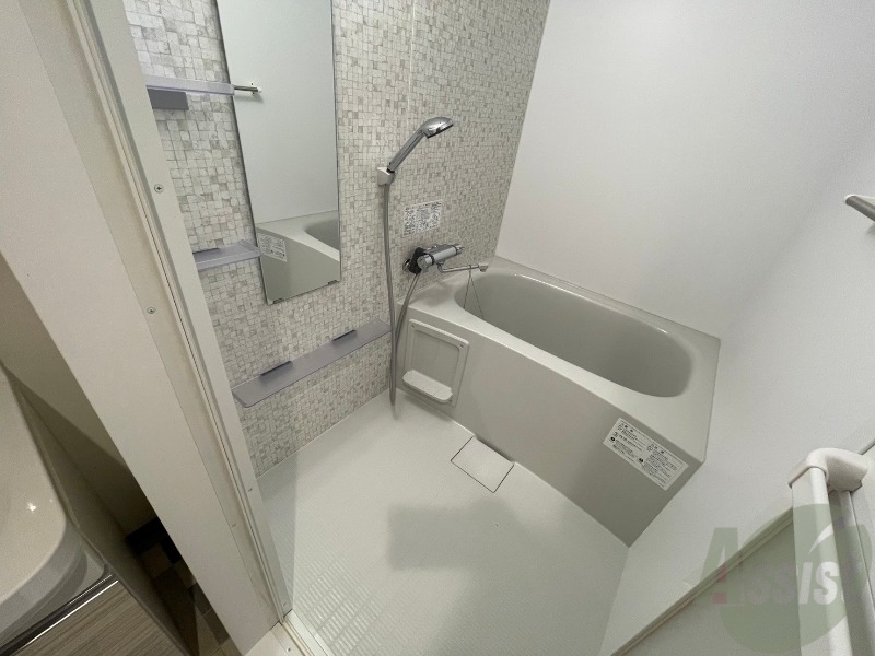 バス・シャワールーム　バスルームは狭すぎず、シャワーも浴びやすそうです。