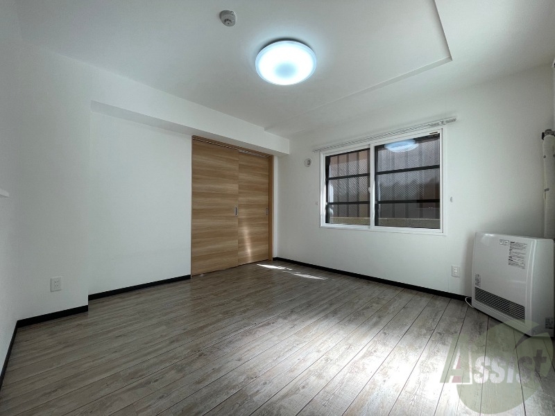 居室・リビング　白さが清潔感を出してくれます。お部屋も明るいですね。