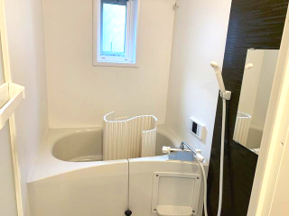 バス・シャワールーム　落ち着いた空間のお風呂です