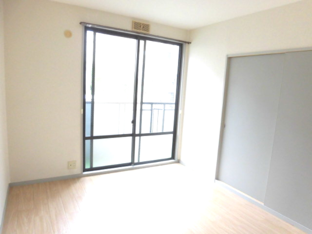 居室・リビング　明るい洋室です