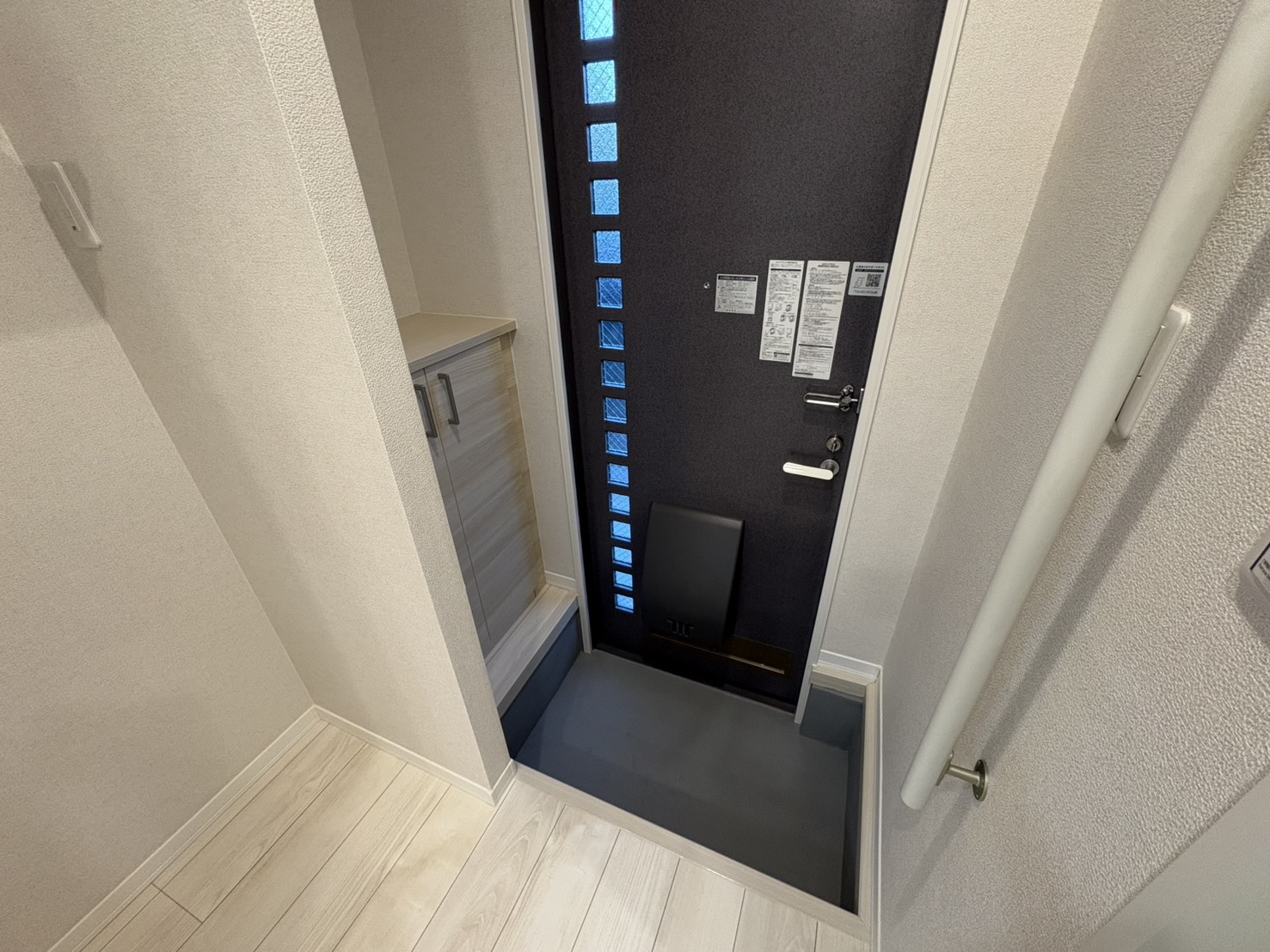 玄関　同物件102号室(1K)の写真です。