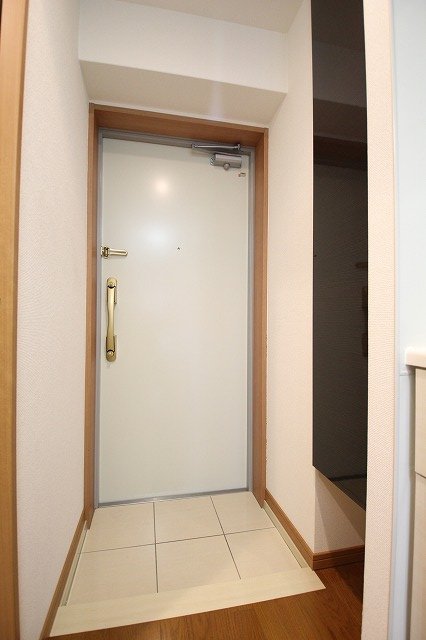 玄関　同物件別号室のものです。