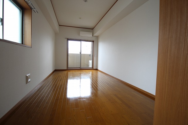 居室・リビング　同物件別号室のものです。