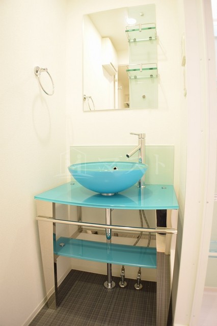 洗面設備　オシャレなガラス洗面台