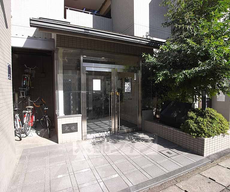 その他共有部分　広い入り口です。