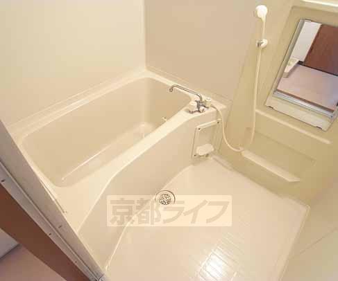 バス・シャワールーム　鏡付きで使いやすいです