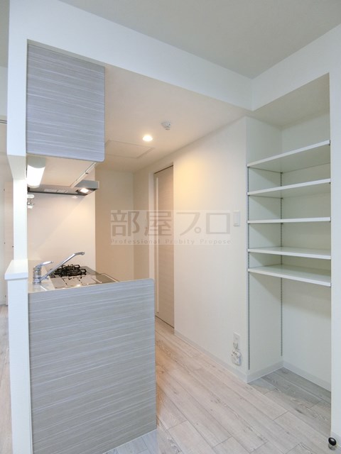 その他設備　キッチン後ろの棚も嬉しいですね