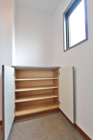 玄関　シューズボックスも広い