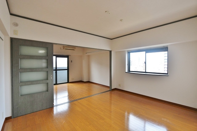 居室・リビング　広々リビングでソファーも充分置けそうですね