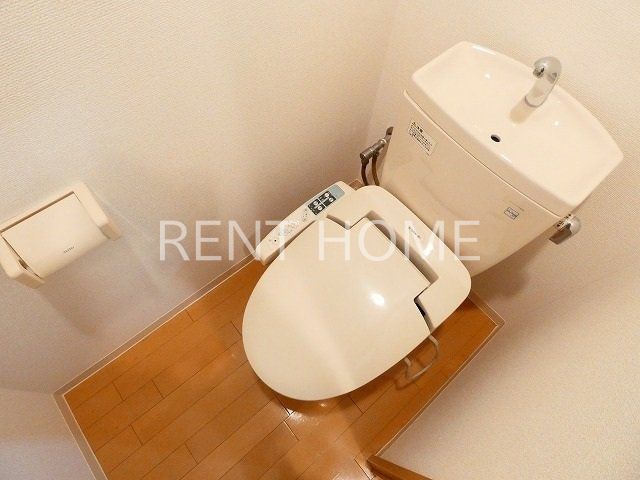 トイレ　温水洗浄便座付きのトイレです。