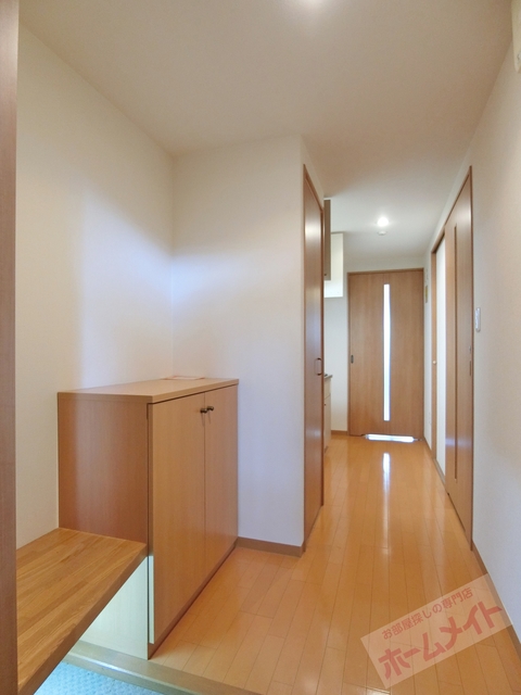 玄関　腰掛用の椅子があります♪♪