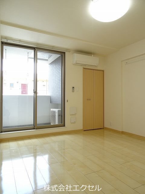 居室・リビング　南東向きで日当たり良好です。