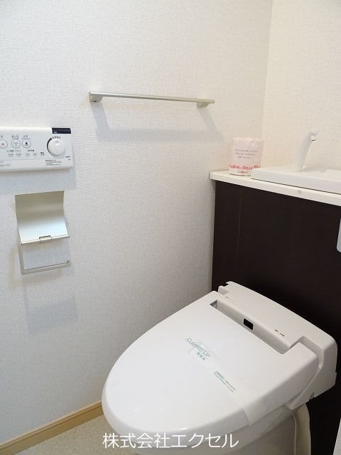 トイレ　温水洗浄便座です。
