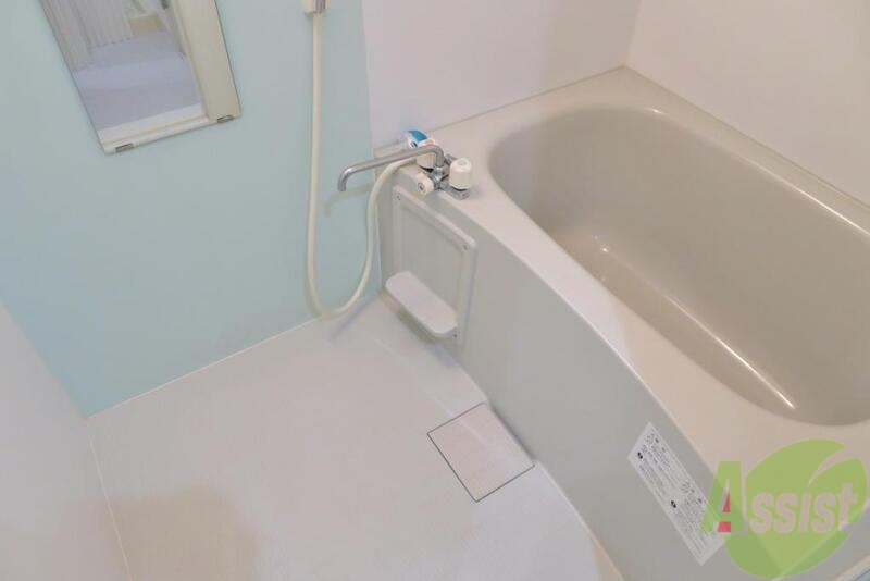 バス・シャワールーム　バスルームは壁の色が一部水色で可愛いです。