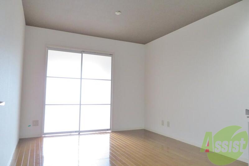 居室・リビング　広々として白が清潔感を与えてくれるお部屋になります。