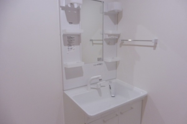 洗面設備　明るい洗面所です※別号室のお写真になります。