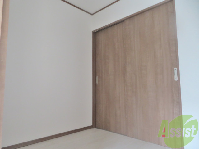 その他部屋・スペース　寝室には窓があり、毎朝太陽光が気持ちよく起こしてくれます。