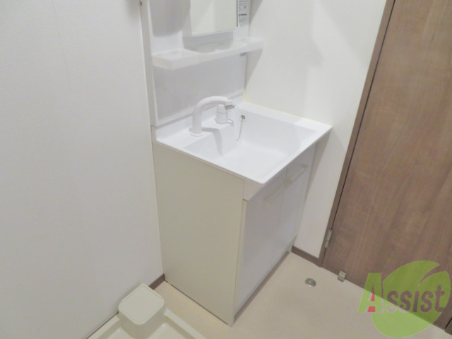 洗面設備　シャンプードレッサータイプ。毎朝、快適に支度が出来そうです。