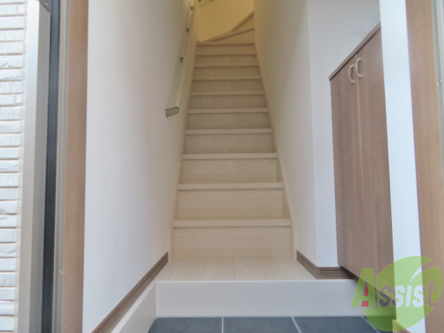 玄関　玄関まで太陽光が届いてます。明るいお部屋ですね。