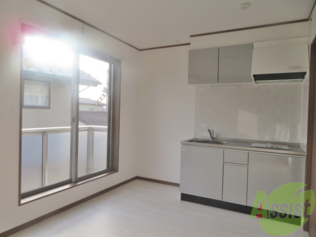 居室・リビング　耀色遣いのキレイなお部屋です。二つの窓から光が入ります。