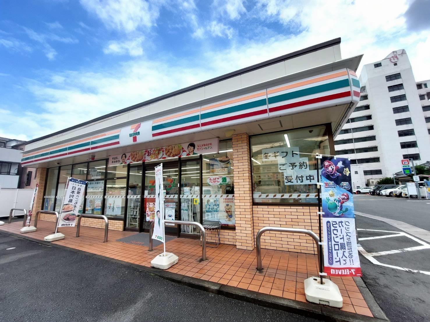 コンビニ　セブンイレブン伊東猪戸店（コンビニ）まで555m