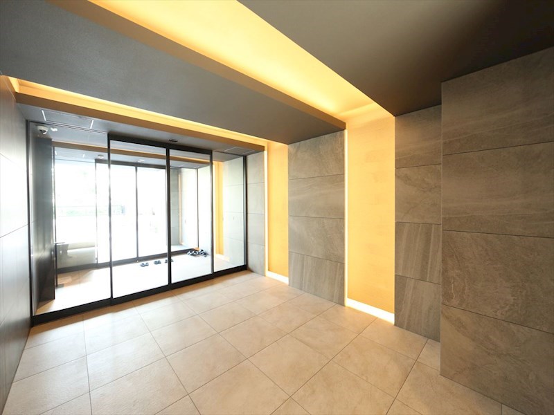 エントランス　エントランス　オートロック付　防犯カメラ有り