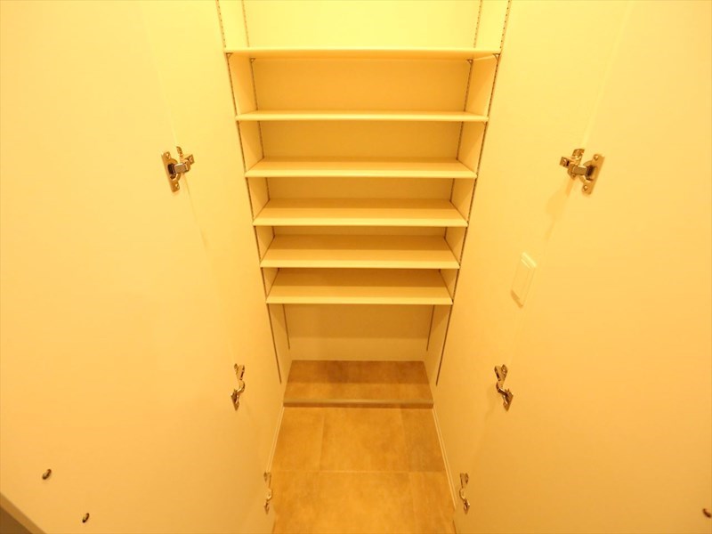 玄関　玄関　シューズクローク付（収納充実してます）