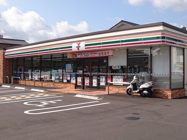 コンビニ　セブンイレブン高知駅北店（コンビニ）まで324m