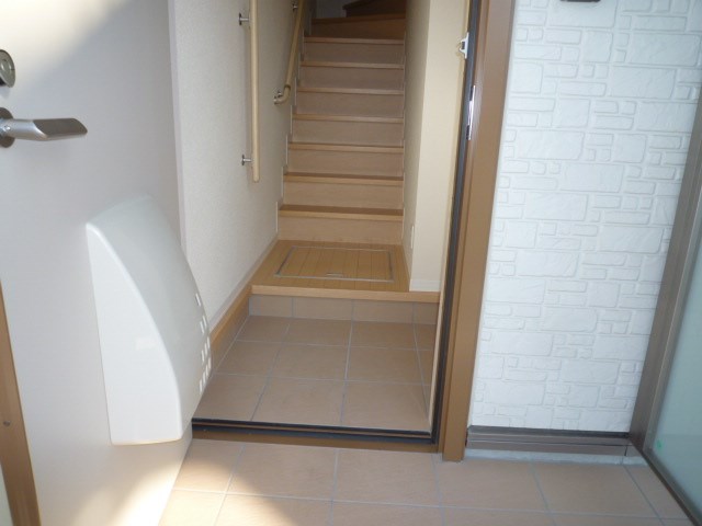 玄関　写真は202号室です。（参考）